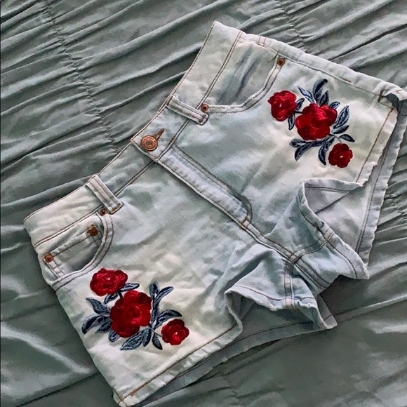 High rise short with roses - Picture 2 of 3